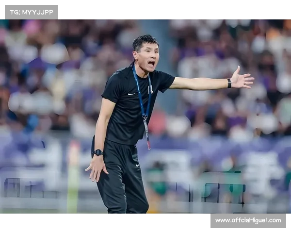 邵佳一访问皇马交流，获赠球衣与弗洛伦蒂诺合影